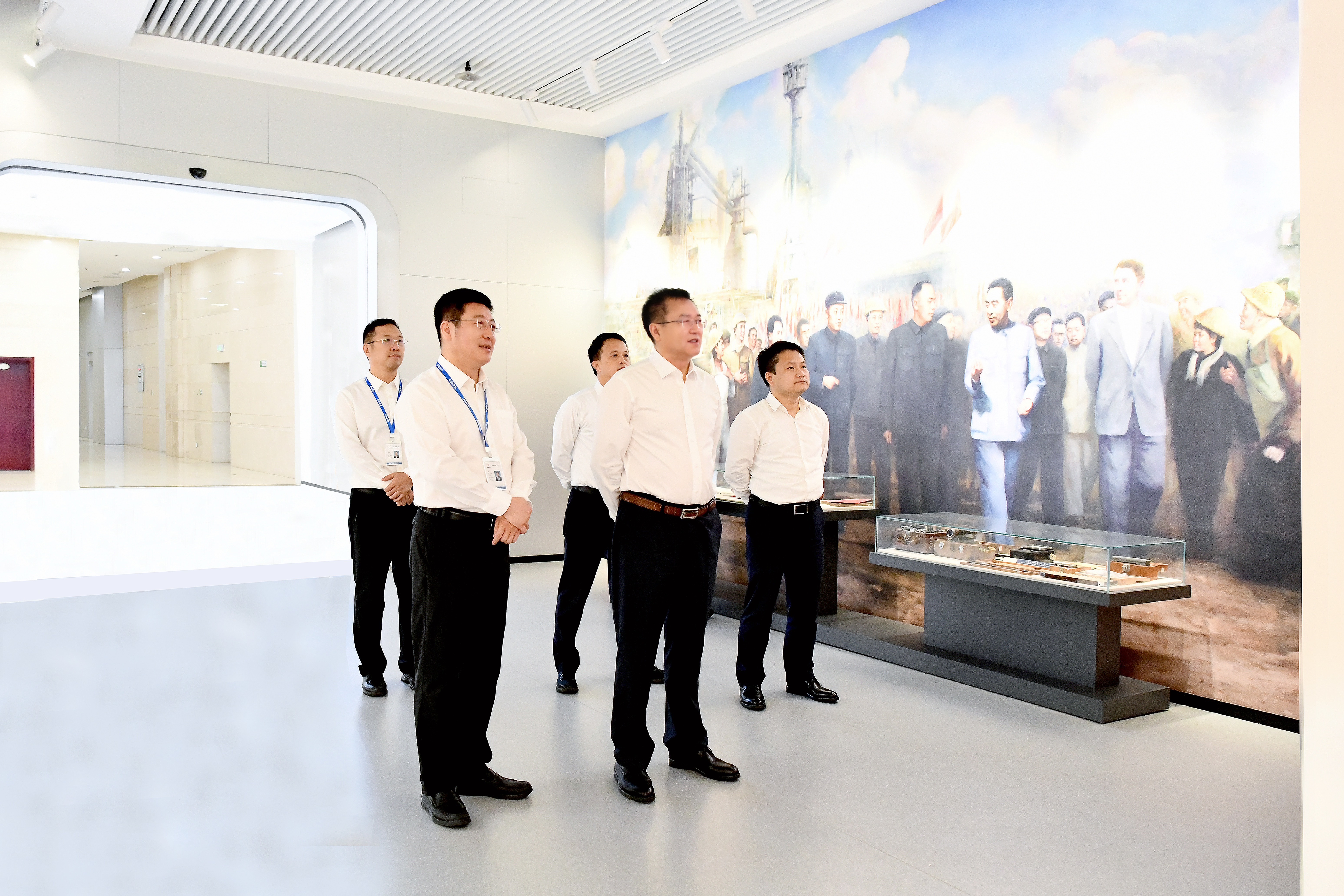 陈阳参观中国二冶企业展厅
