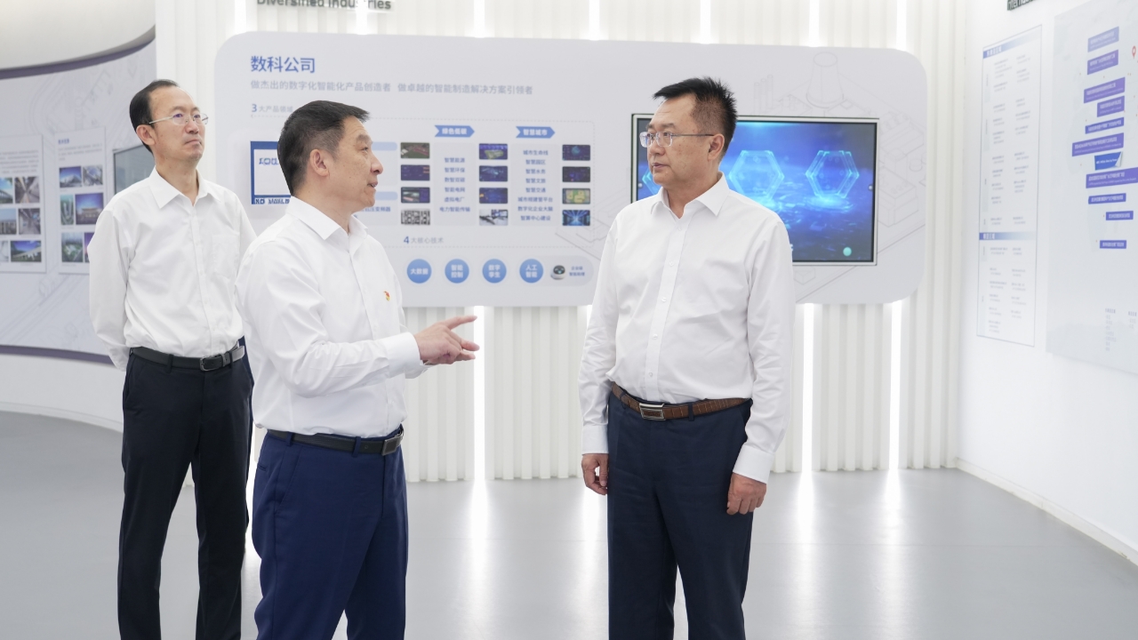 陈阳参观中冶京诚企业展厅