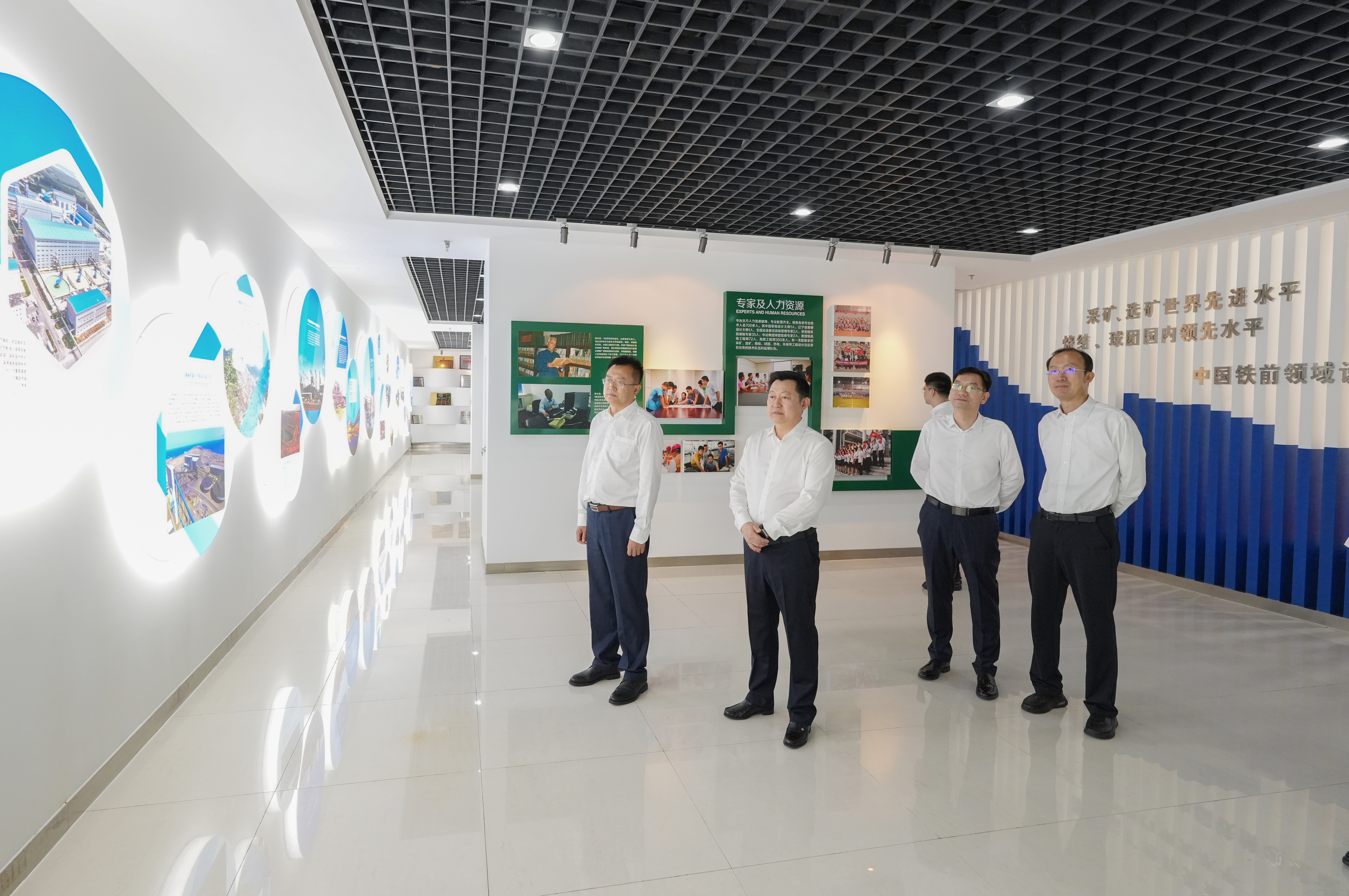 陈阳参观中冶北方企业展厅