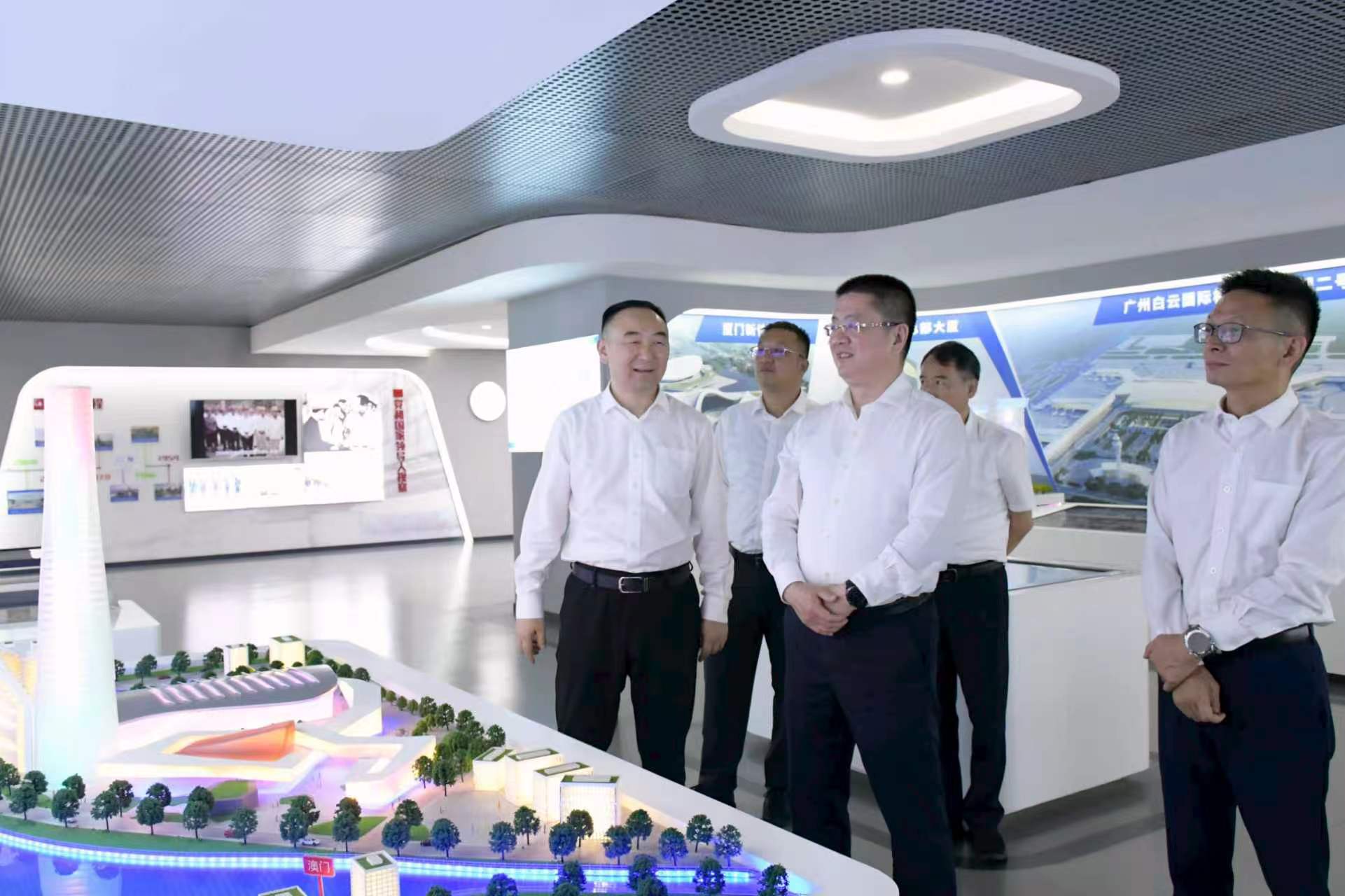 2-李仲泽参观中冶钢构企业展厅